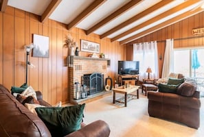 Smart TV, fireplace, video games, books - Waterfront/2fireplaces/Hottub/KingBed/Firepit/Smoker/Grill, Serenity (Pocono lake)