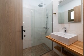 Leilighet – deluxe | Bad | Dusj, regndusjhode, hårføner og håndklær