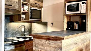 Réfrigérateur, micro-ondes, lave-vaisselle, grille-pain