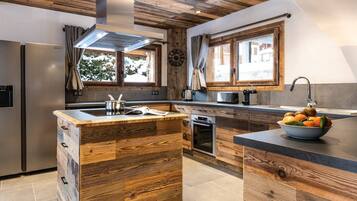 Frigorífico, tostadora y utensilios de cocina