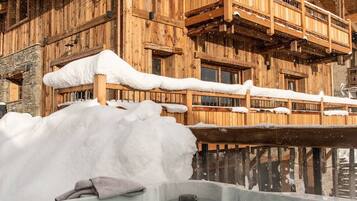 Bañera de hidromasaje al aire libre