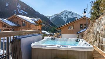 Bañera de hidromasaje al aire libre