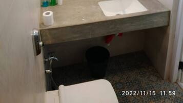 Een haardroger, handdoeken, zeep, toiletpapier