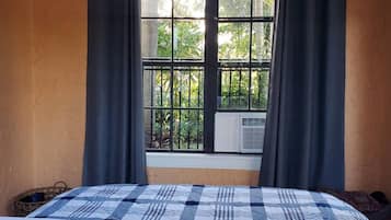 Schreibtisch, Bügeleisen/Bügelbrett, Reisekinderbett, WLAN