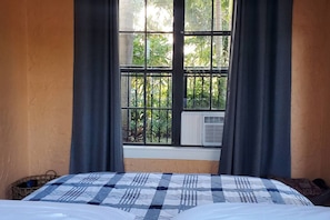 Schreibtisch, Bügeleisen/Bügelbrett, Reisekinderbett, WLAN