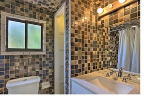 Secador de cabelo, toalhas de banho, papel higiênico 