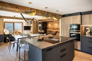 Kühlschrank, Geschirrspüler, Toaster, Kochgeschirr/Geschirr/Besteck