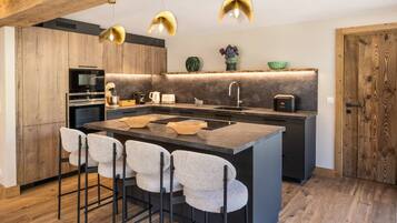 Frigorífico, lavavajillas, tostadora y utensilios de cocina