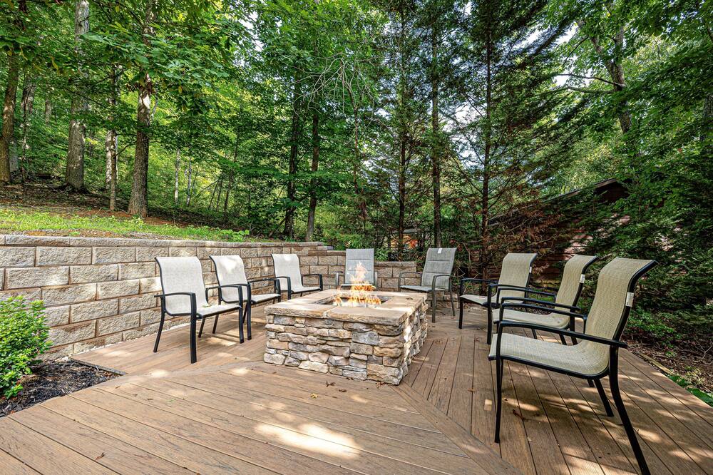 *Charming 3BD Lodge! Fire Pit+ HOT TUB +Sun Room*