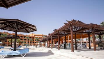 3 piscines extérieures
