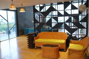 Villa | Oppholdsområde | En 32-tommers smart-TV med kabel-kanaler