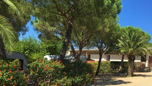Property grounds - Cozy Glamping Chalet in Palamós with Garden View (Palamós)