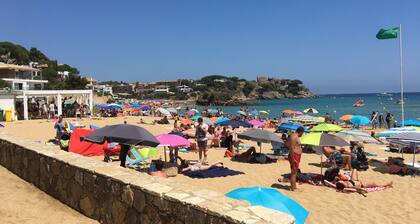 Cozy Glamping Chalet in Palamós with Garden View