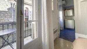 A narrow hallway with a view of a balcony and a kitchen area. - N&J - JACARANDA- Central, very close sea (Niza)