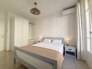 2 bedrooms, iron/ironing board, WiFi - N&J - JACARANDA- Central, very close sea (Niza)