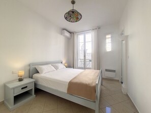 2 bedrooms, iron/ironing board, WiFi