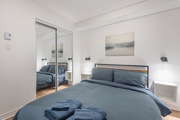 1 bedroom, iron/ironing board, WiFi, bed sheets - Ville-Marie - Cozy Apartment (Montréal)