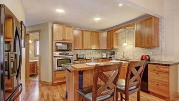 Premier House | Private kitchen | Full-size fridge, microwave, dishwasher, coffee/tea maker