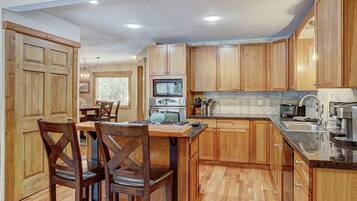 Premier House | Private kitchen | Full-size fridge, microwave, dishwasher, coffee/tea maker