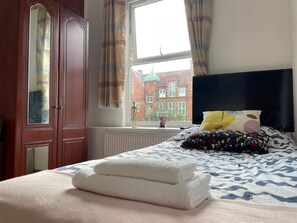 2 dormitorios, tabla de planchar con plancha, wifi gratis y ropa de cama