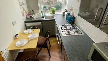 Frigorífic, microones, forn i placa de cuina