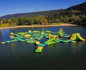Ein Wasserpark mit verschiedenen Spielstrukturen auf dem Wasser.