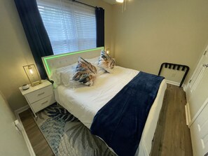 2 bedrooms, iron/ironing board, free WiFi, bed sheets - NEW! 86" TV, Massage + Firepit! (Commerce)