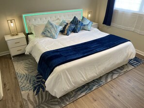 2 bedrooms, iron/ironing board, free WiFi, bed sheets - NEW! 86" TV, Massage + Firepit! (Commerce)