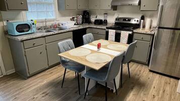 Køleskab, mikrobølgeovn, ovn, kogeplade