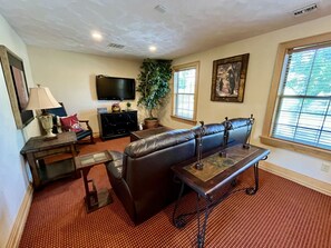 Tv, eldstad och dvd-spelare