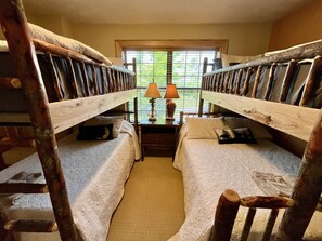 3 bedrooms, iron/ironing board, free WiFi, bed sheets - 🌿 Aspen Springs | Seven Springs Spring Basecamp | Fireplace | Family Friendly (Champion)