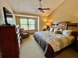 3 bedrooms, iron/ironing board, free WiFi, bed sheets - Seven Springs Condo Near Shuttle, Gas Fireplace (Champion)