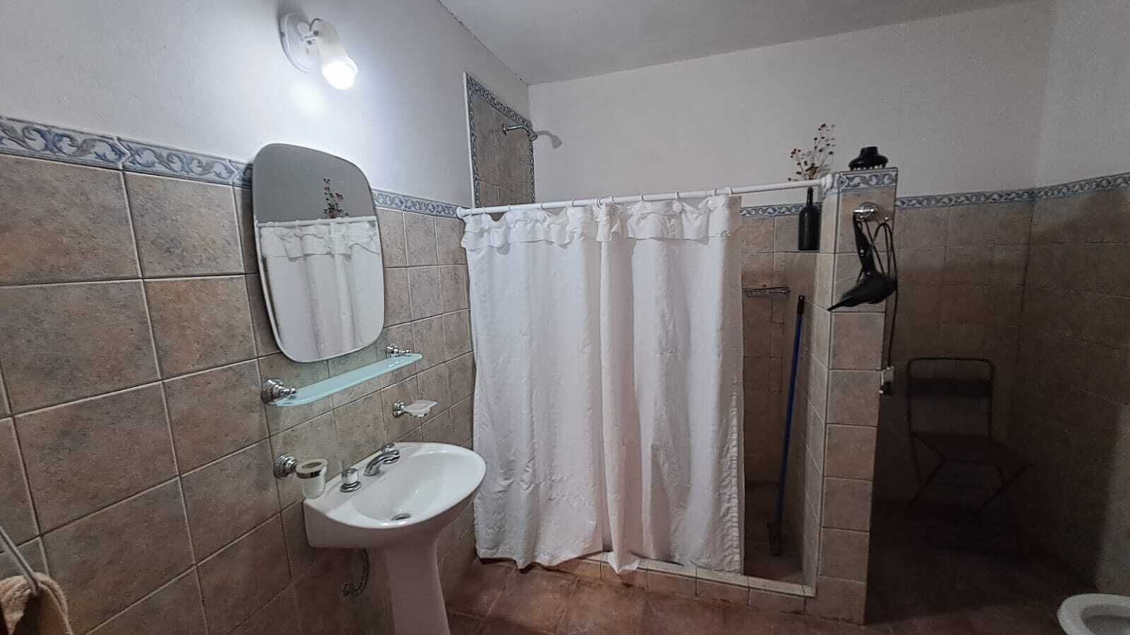 Secador de pelo, bidet, toallas, jabón