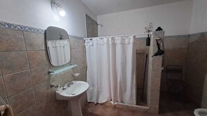 Assecador de cabells, bidet, tovalloles i sabó 