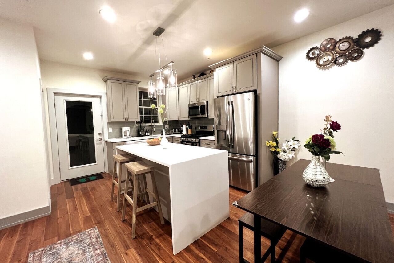 Kühlschrank, Wasserkocher mit Kaffee-/Teezubehör