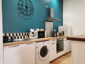 Réfrigérateur, micro-ondes, four, plaque de cuisson