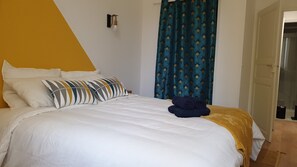 1 slaapkamer, geluiddichte muren, een strijkplank/strijkijzer, reisbedje