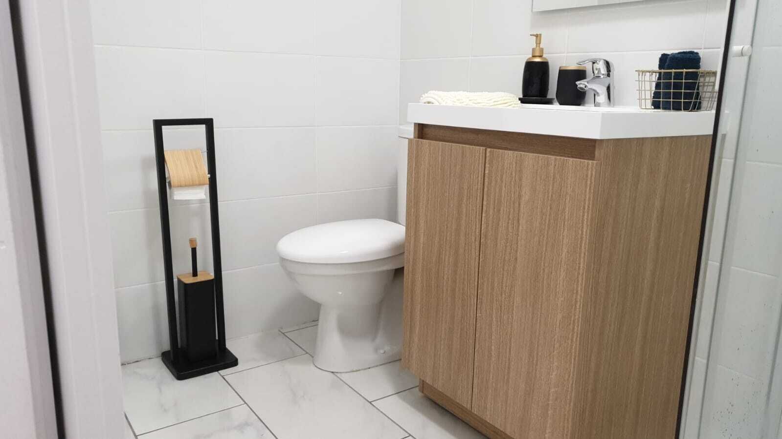 Een douche, een haardroger, handdoeken, zeep