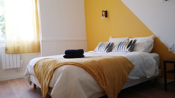 1 chambre, systĂšme dâinsonorisation, fer et planche Ă repasser