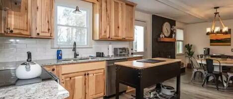 Een koelkast, een microgolfoven, een oven, een kookplaat