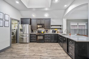 雪櫃、微波爐、焗爐、爐具