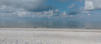 Toes In the Sand: 3Br/2BA with Pool,Bikes&Games- 4 min walk to Beach & Publix!