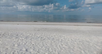 Toes In the Sand: 3Br/2BA with Pool,Bikes&Games- 4 min walk to Beach & Publix!