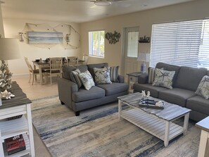 Smart TV - Toes In the Sand: 3Br/2BA with Pool,Bikes&Games- 4 min walk to Beach & Publix! (Fort Myers Beach)