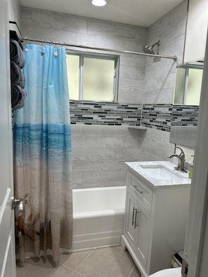 Een douche, een haardroger, handdoeken, toiletpapier