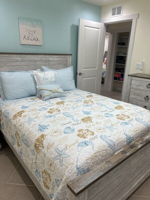 3 bedrooms, in-room safe, iron/ironing board, travel cot