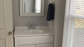 Douche, sĂšche-cheveux, serviettes fournies, savon