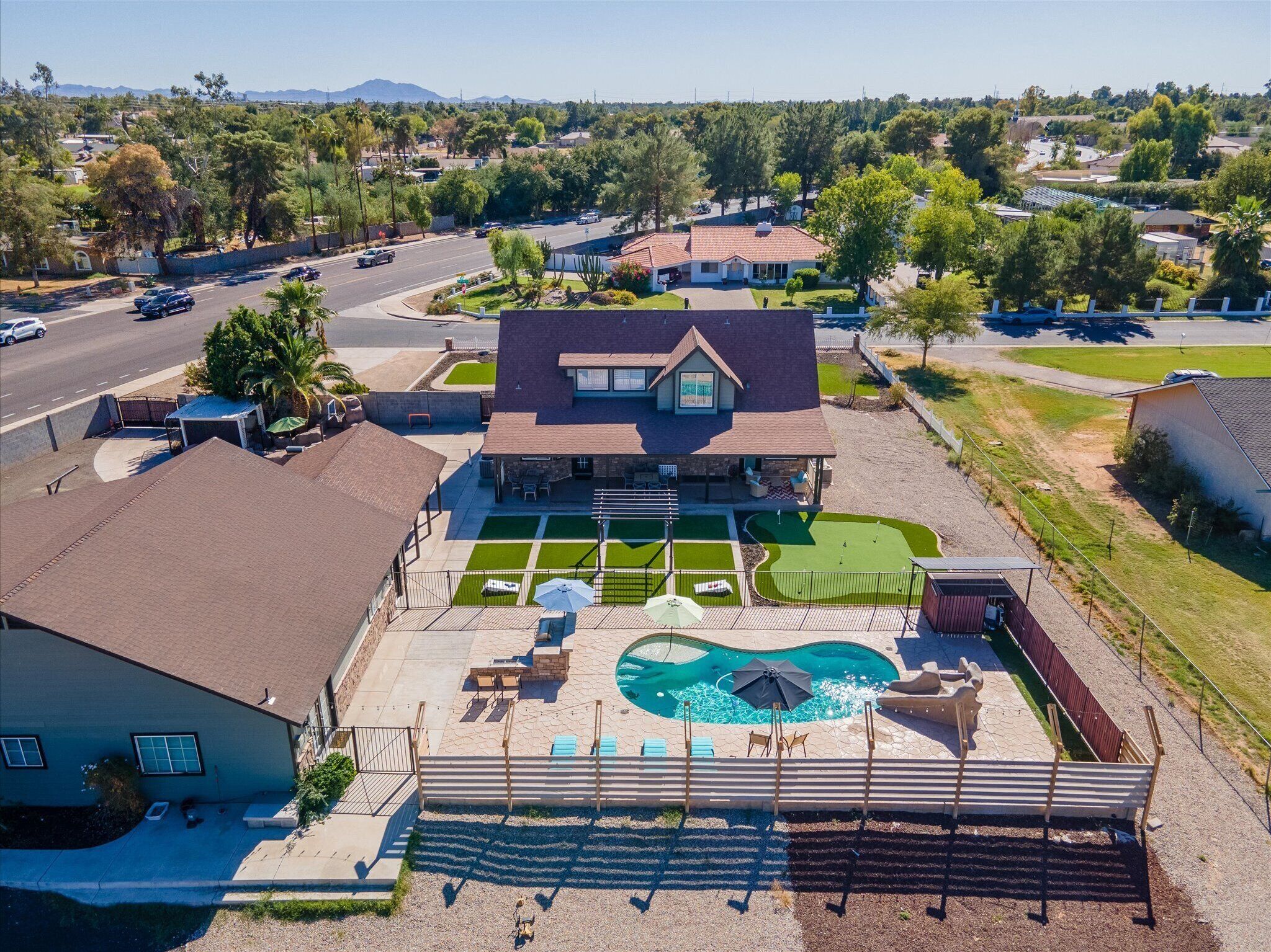 Large Spacious Pet Friendly Home with Pool, Hot Tub, Sport Court, Putting Green