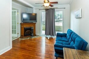 TV, fireplace - Waterfront Lake Access | Fishing | Golf | 100mbp (Muscle Shoals)