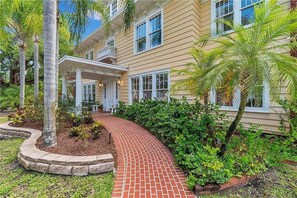 Exterior - Bayshore Room at ONE Inn, near Downtown St. Pete: Ideal for all guests (Saint Petersburg)